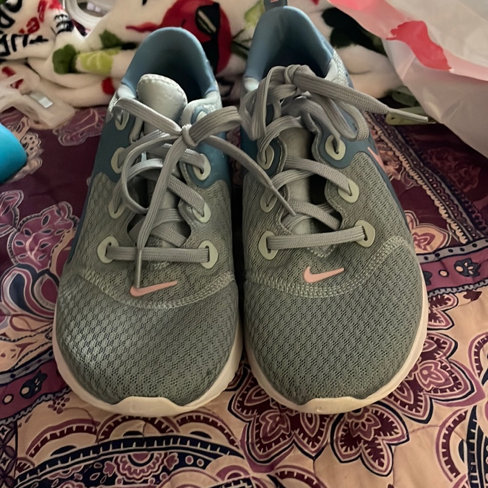 Barely worn Nike tennis shoes